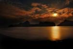 Moon shining over Dùn - Photo : Glyn Jones