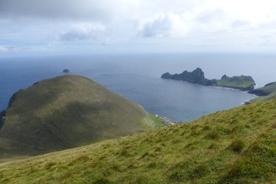 Arrivés au sommet et vue incroyable sur l'île et la baie. Au fond à droite, l'île de Dùn. ©Camille Peney