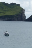Le bateau nous attend, minuscule sur l'océan. Au fond, l'île de Dùn ©Camille Peney